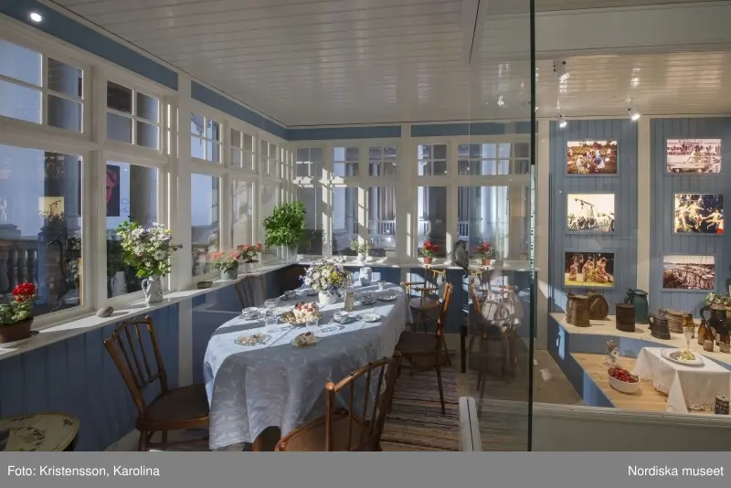 Traditioner, basutställning, detaljer och lite översikt över årets högtider; advent, lucia, jul, tjugonde dag Knut, Andersdagen, gårdstomte i stallet, folktro och midsommar bland annat.