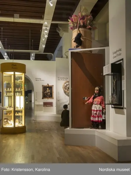 Traditioner, basutställning, detaljer och lite översikt över årets högtider; advent, lucia, jul, tjugonde dag Knut, Andersdagen, gårdstomte i stallet, folktro och midsommar bland annat.