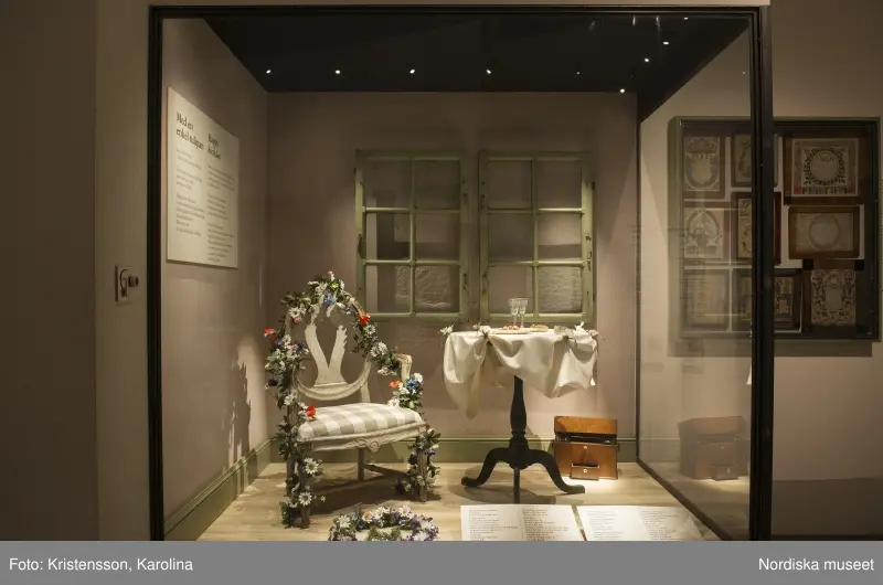 Traditioner, basutställning, detaljer och lite översikt över årets högtider; advent, lucia, jul, tjugonde dag Knut, Andersdagen, gårdstomte i stallet, folktro och midsommar bland annat.