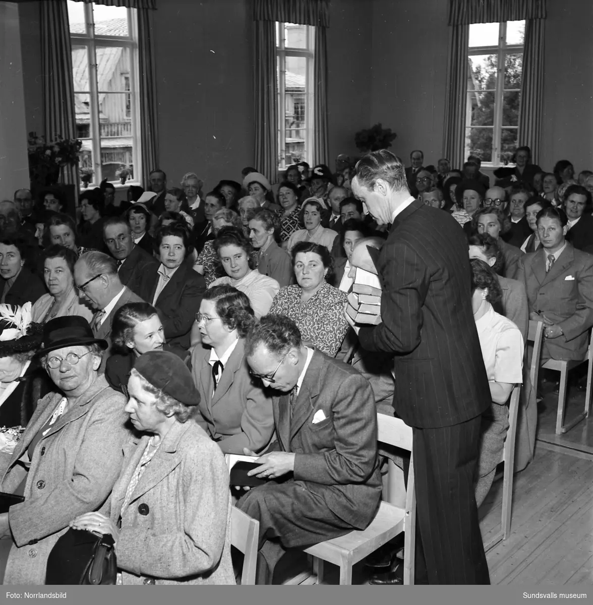 Invigning av Sköns församlingshus, sockenstuga, med underhållning av fiolspelande ungdomar. Byggnaden brann 1961.