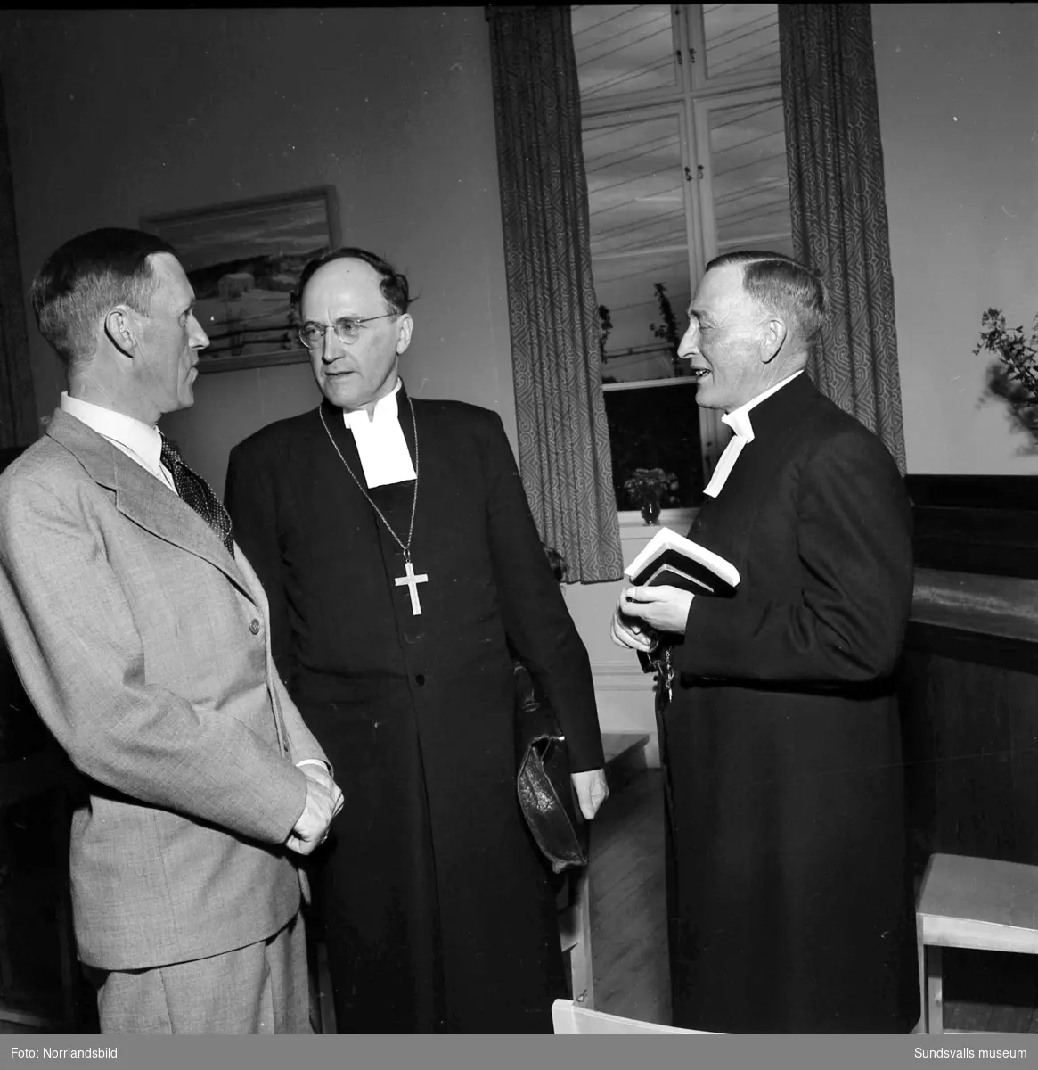 Invigning av Sköns församlingshus, sockenstuga, med underhållning av fiolspelande ungdomar. Byggnaden brann 1961.