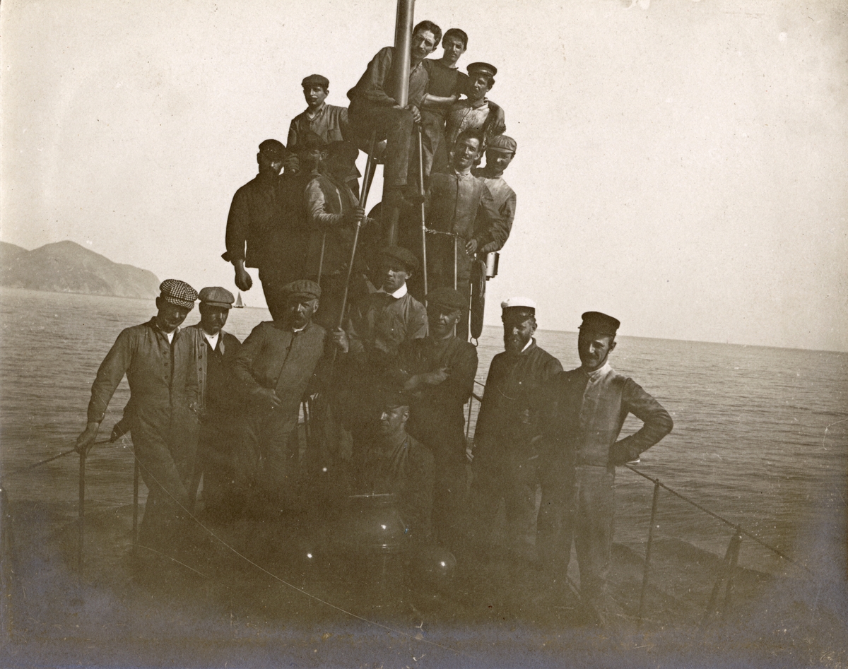 Personal från varvet Fiat-San Giorgio i La Spezia tar en provtur med ubåten HVALEN.