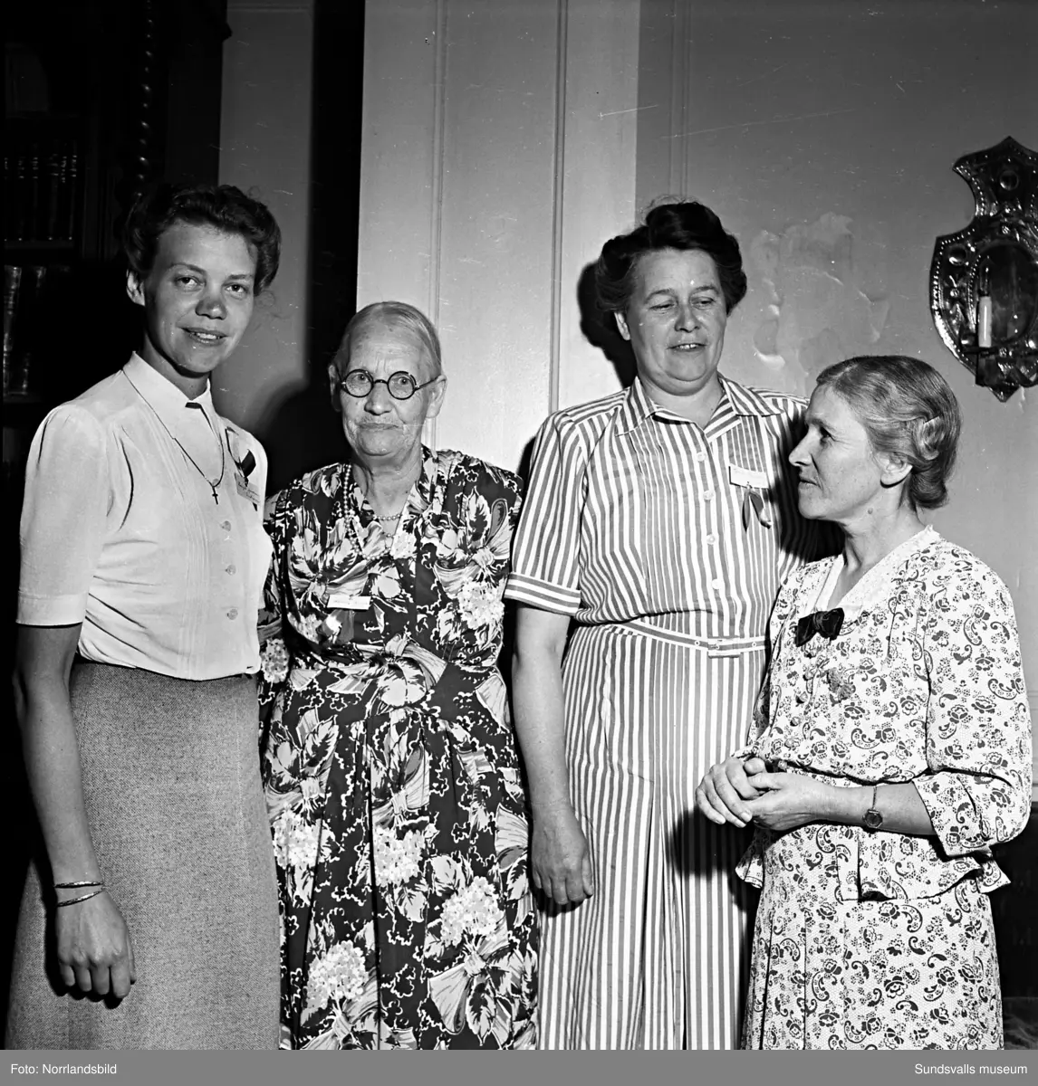 Lärarinnor och missionärer på sommarmöte.