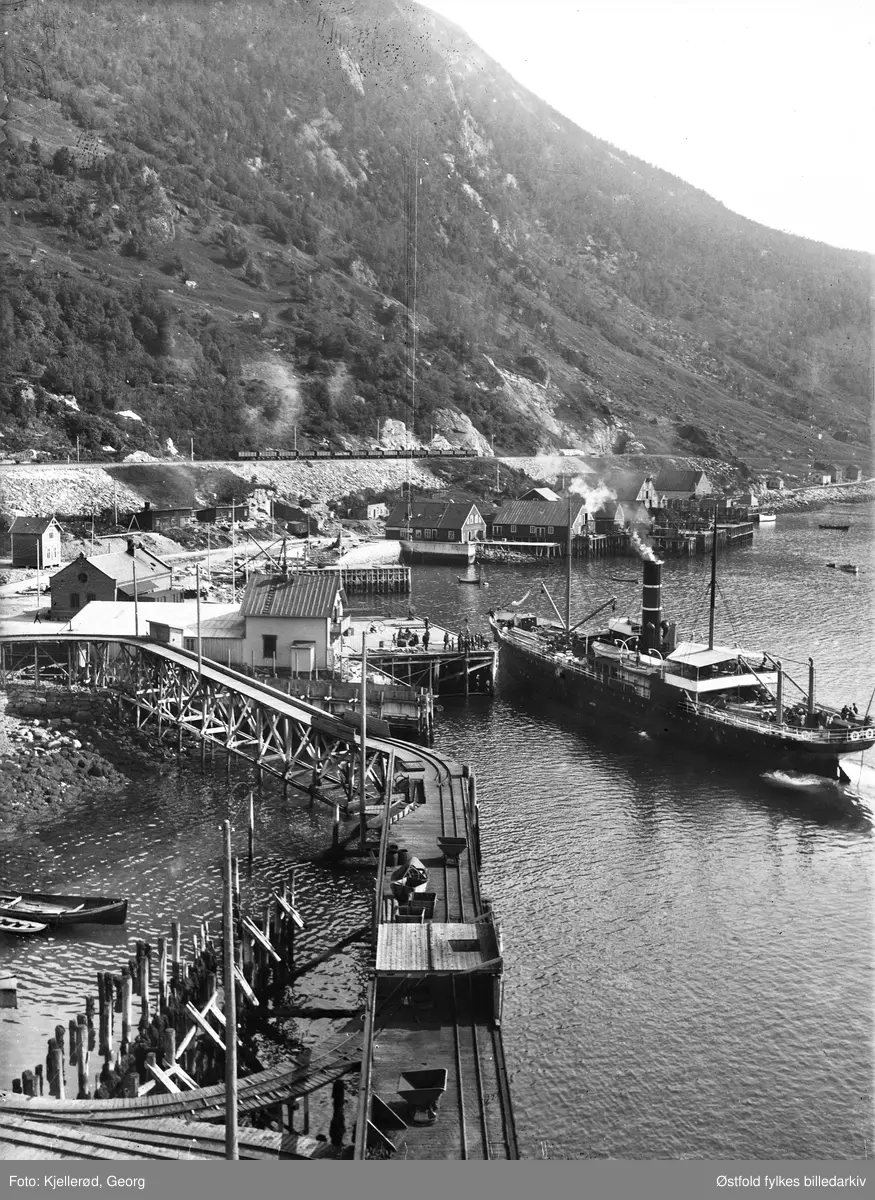 Narvik med havn, dampskip ved kai, jernbanesproet til Ofotbanen.