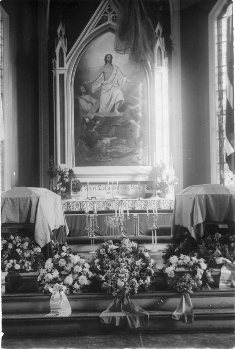 Tromsö domkyrka med Andrées och Strindbergs kistor, i anslutning till minnesgudstjänst.