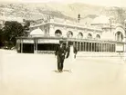 Två män i halmhatt framför Café de Paris i Monte Carlo, Monaco.