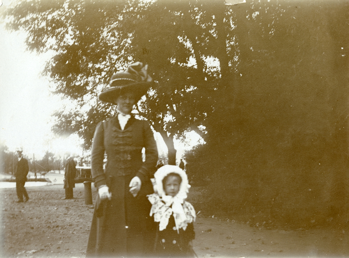 Ubåten HVALENs fartygschef kapten Georg Waldemar Magnussons hustru Elly med dotter.