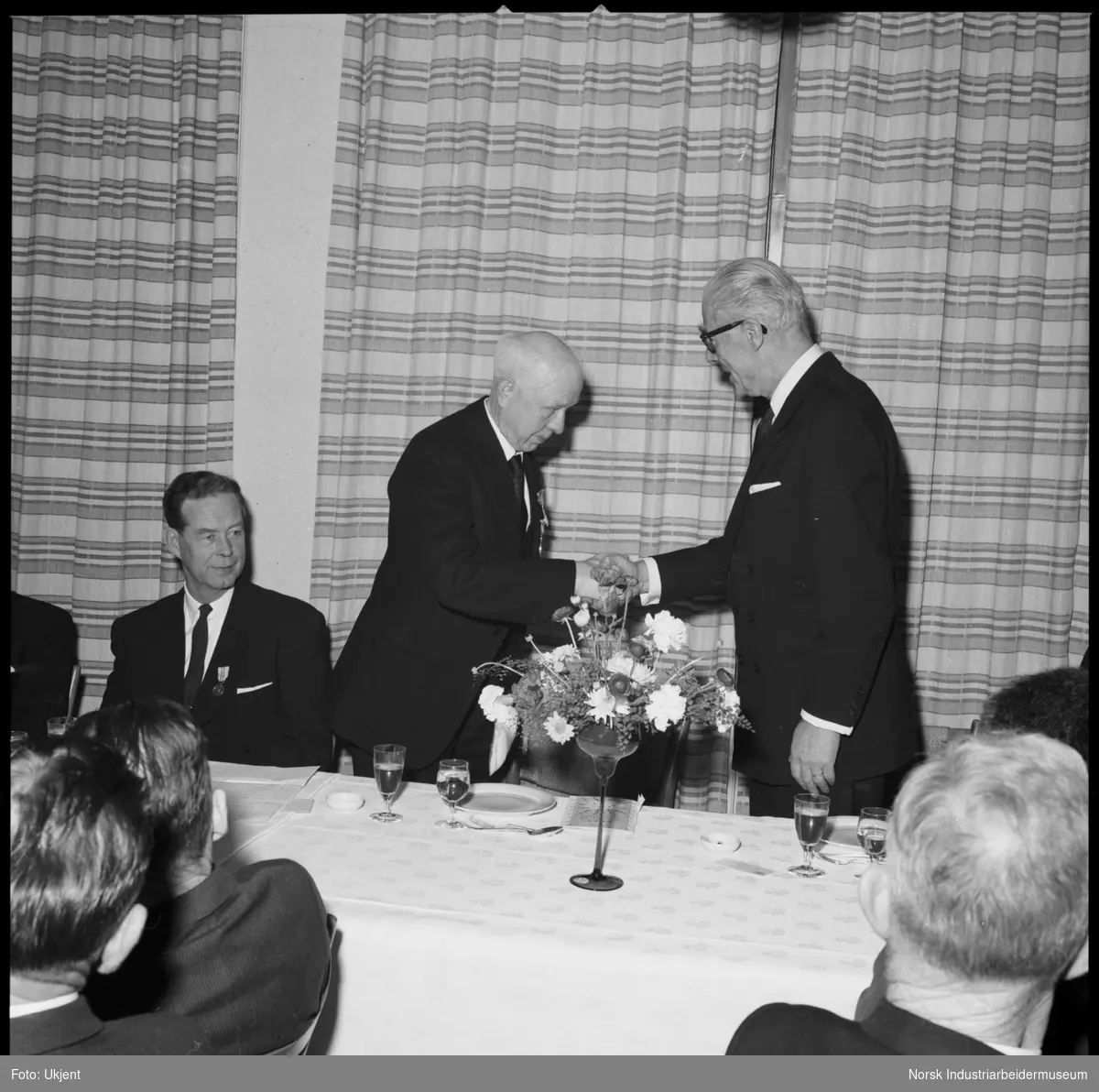 Jubilantfest i Herøyahuset. Fra middagen, overrekkelse av H.M.K. fortjenestesmedalje.