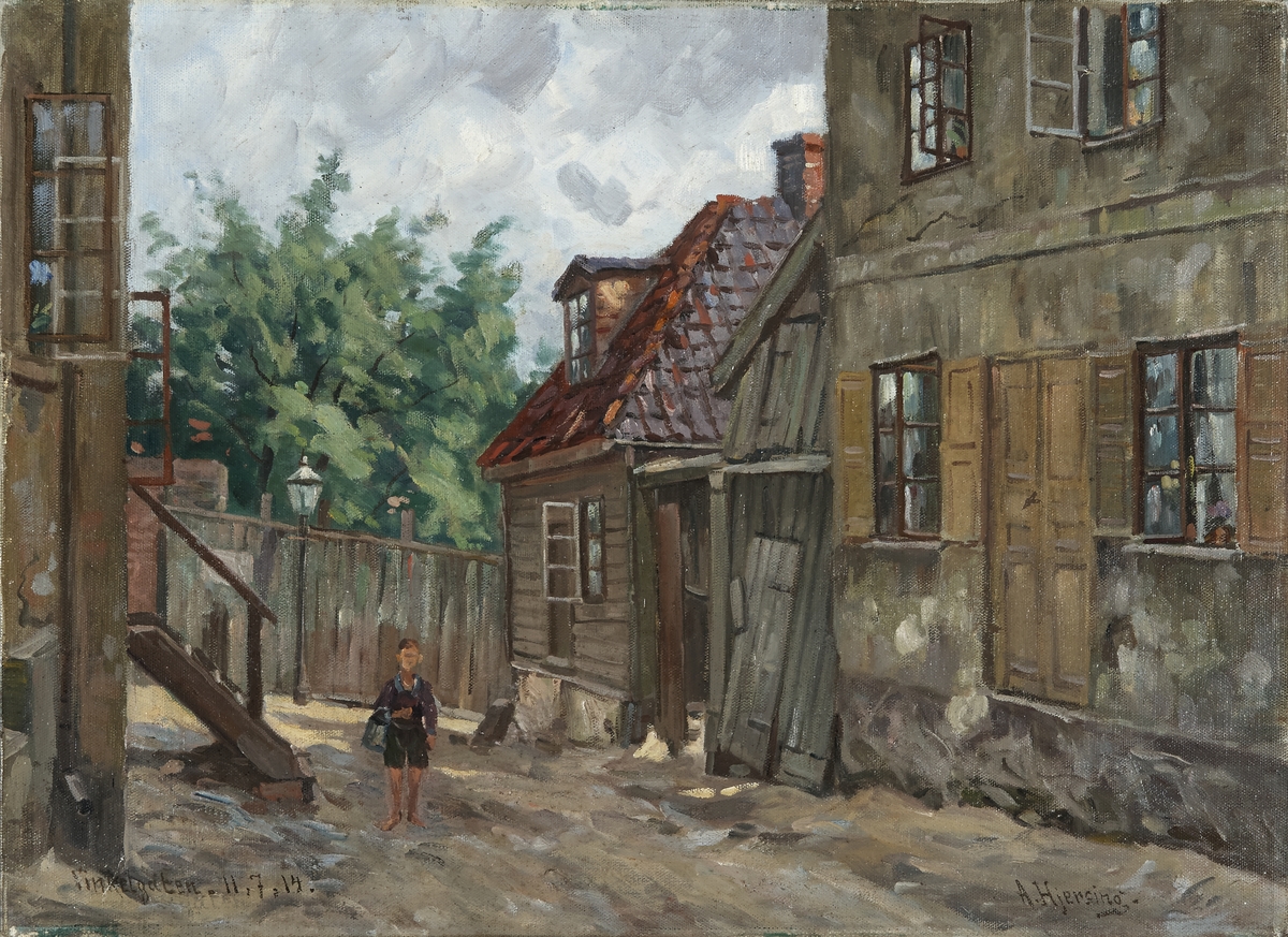 Til v. sees litt av hus med høy trapp. Nedenfor denne går barbeint gutt med spann. I bakgrunnen til h. svinger Vinkelgt. i rett vinkel ned til h. 