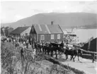 Andrées och Strindbergs lik förs till Kysthospitalet utmed Strandveien i Tromsö.