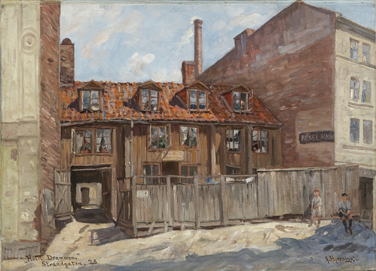 Til v. åpent portrom. Foran huset et plankegjerde. Til h. foran dette 2 gutter. På begge sider av huset høye murvegger. 