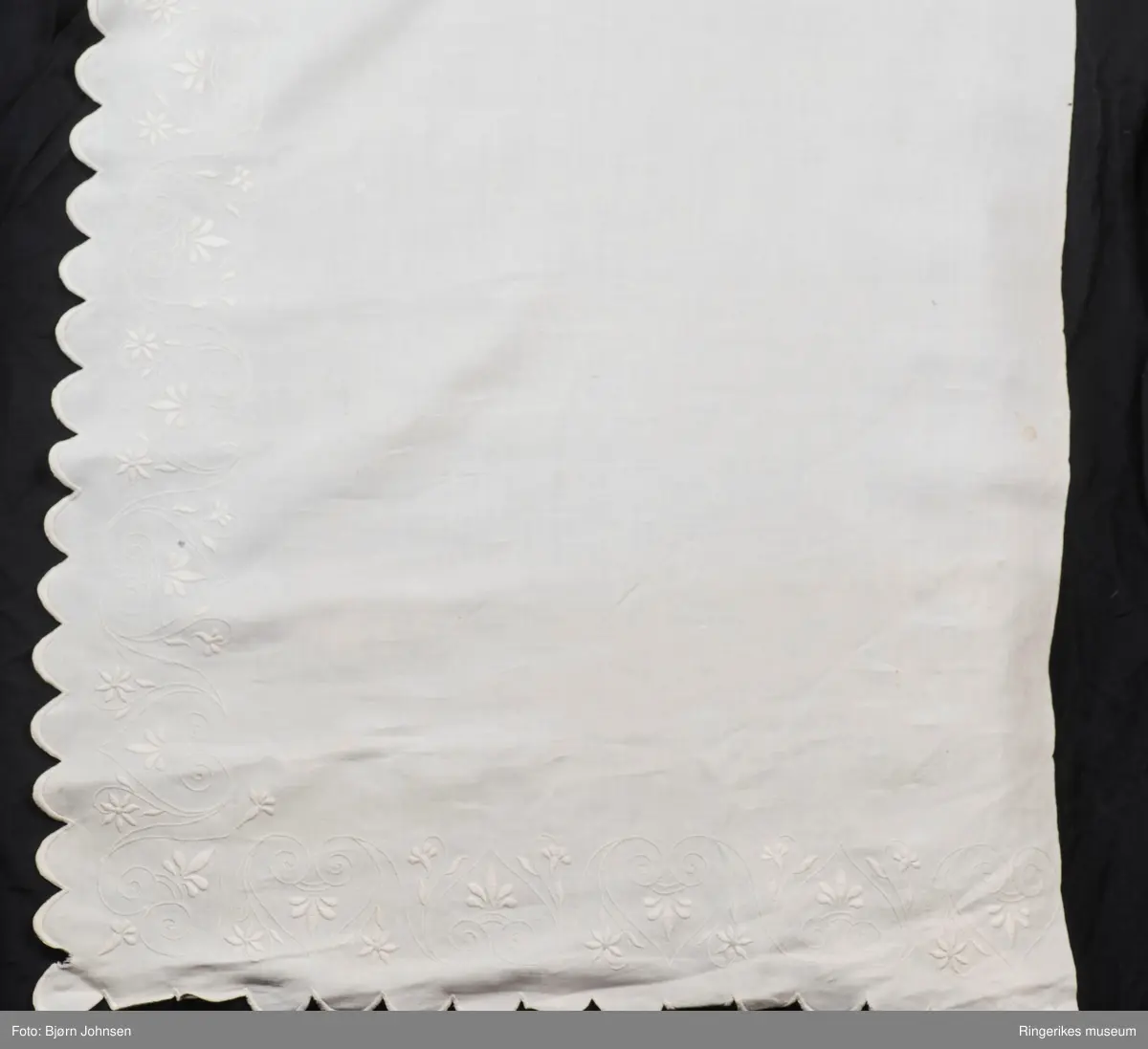 stiliserte blomster, omvendte hjerter og tungekant