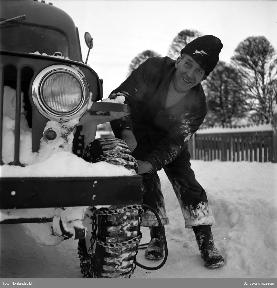 Efter ett rejält snöfall i december 1949 var det full huggning för stadens snöröjare. Elva mil gator och vägar skulle röjas och sandas, själva plogningen sköttes maskinellt men när det sedan var dags för bortforsling av snöhögar och vallar kom de fyrfota trotjänarna fortfarande till sin rätt.  Här är det Axel Svensson som styr Diana nedför Esplanaden för att tippa ännu ett snölass i Selångersån. Renhållningsverket hade 60 man i personalstyrkan vid den här tiden och hade tillgång till 15 lastbilar, varav tre moderna framhjulsdrivna som var mycket användbara i den backiga terrängen, elva snöplogar och två traktorer med snöskopa. Och så de åtta hästarna förstås. Vid katastroftillbud med osedvanlig halka eller hård snöstorm kunde man dessutom ta in 20-30 extra hästar och 20-100 extra arbetare. Den här vintern såg verkets chef, A.S. Nilsson, mycket fram emot en nymodighet på ingång till maskinparken, nämligen snöslungan. Bakom hästekipaget på en av bilderna syns den numera rivna biografen Röda Kvarn.