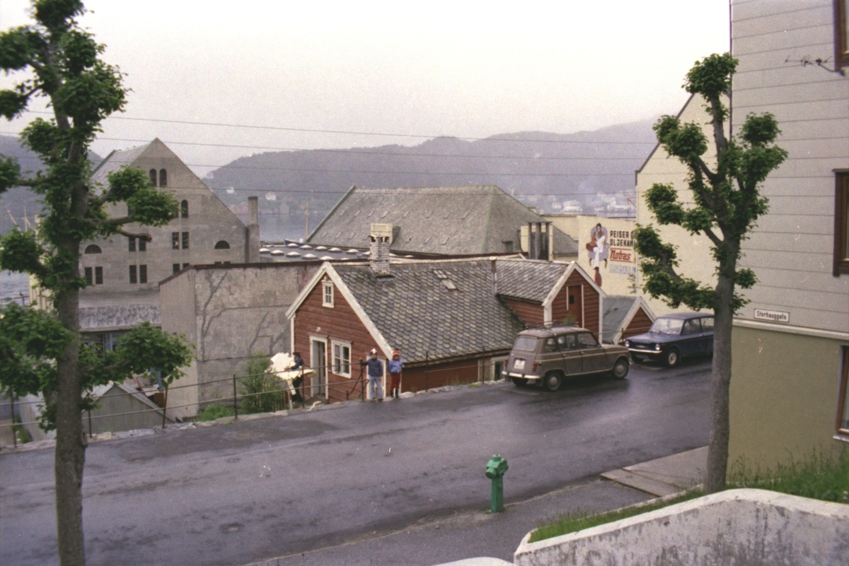 Fotodokumentasjon av et gammelt hus før riving i Øvre Strandgate, Ålesund.