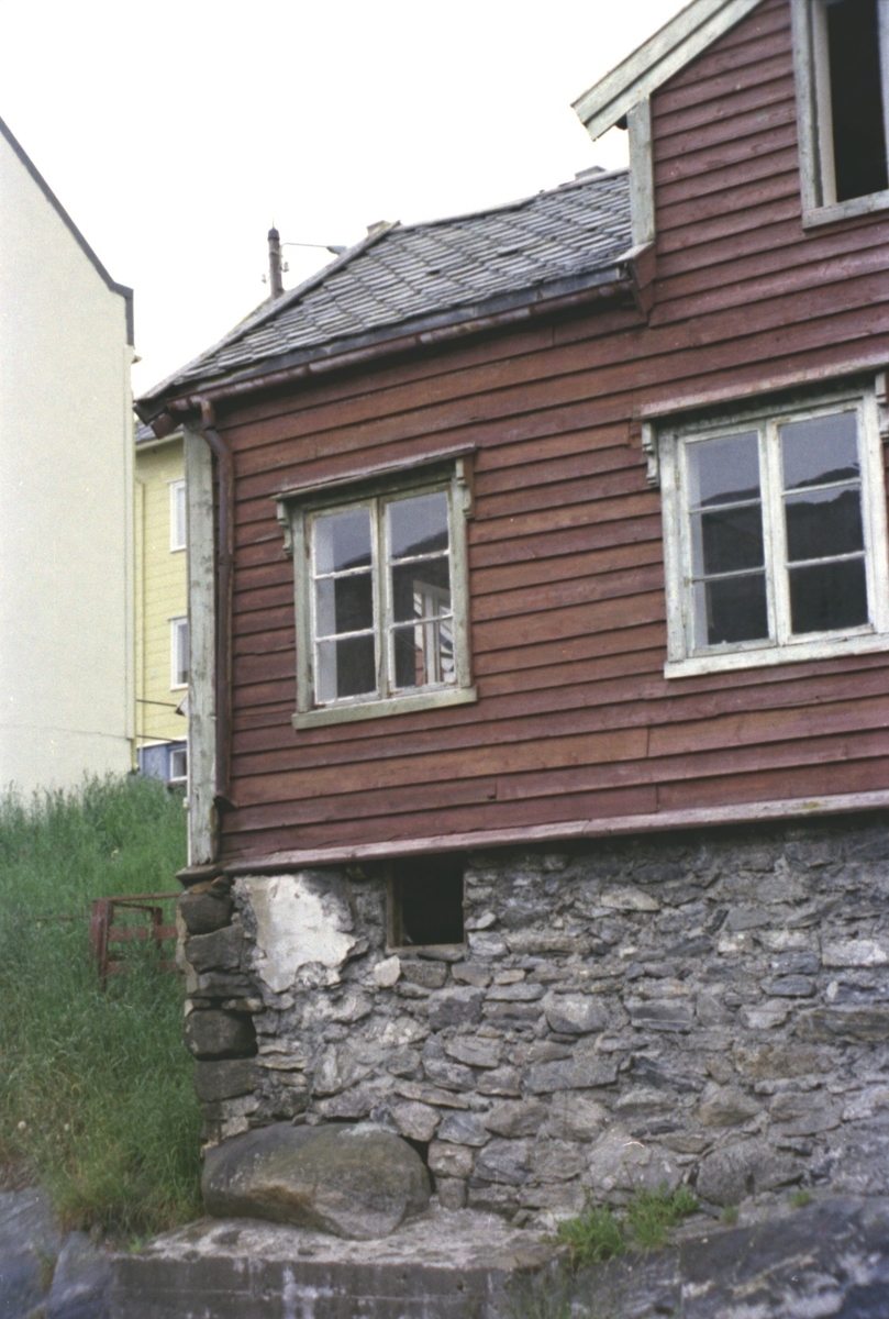 Fotodokumentasjon av et gammelt hus før riving i Øvre Strandgate, Ålesund.