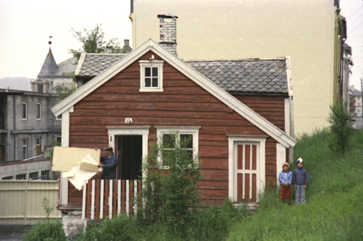 Fotodokumentasjon av et gammelt hus før riving i Øvre Strandgate, Ålesund.