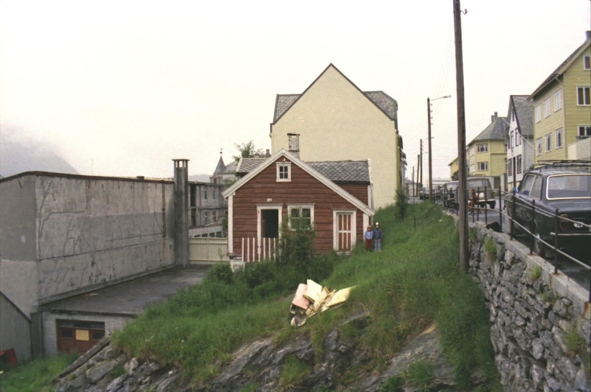 Fotodokumentasjon av et gammelt hus før riving i Øvre Strandgate, Ålesund.