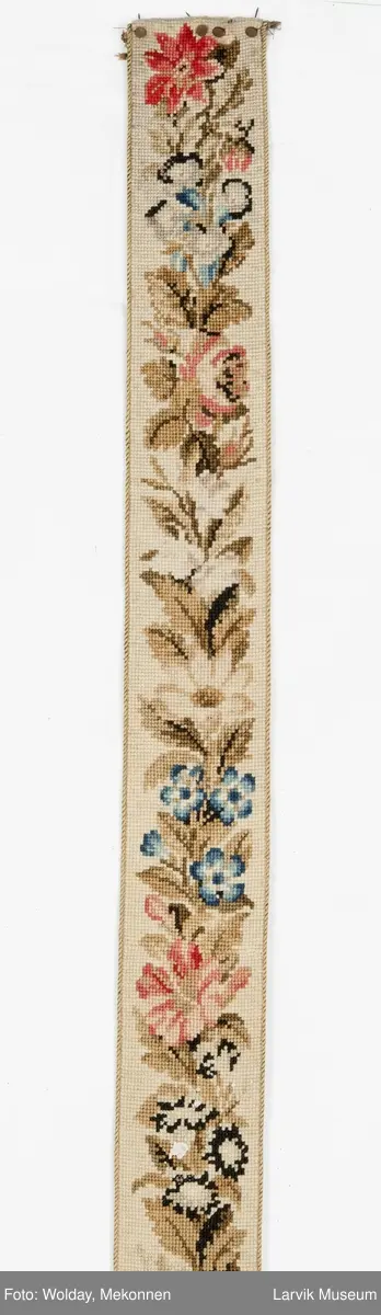 røde, blå, sorte og hvite blomster, grønne