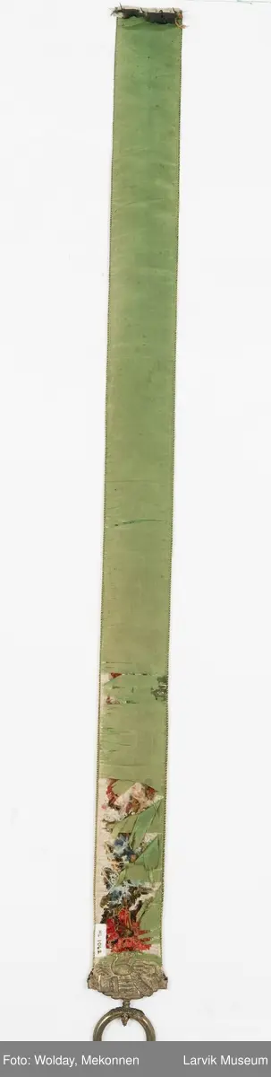 røde, blå, sorte og hvite blomster, grønne