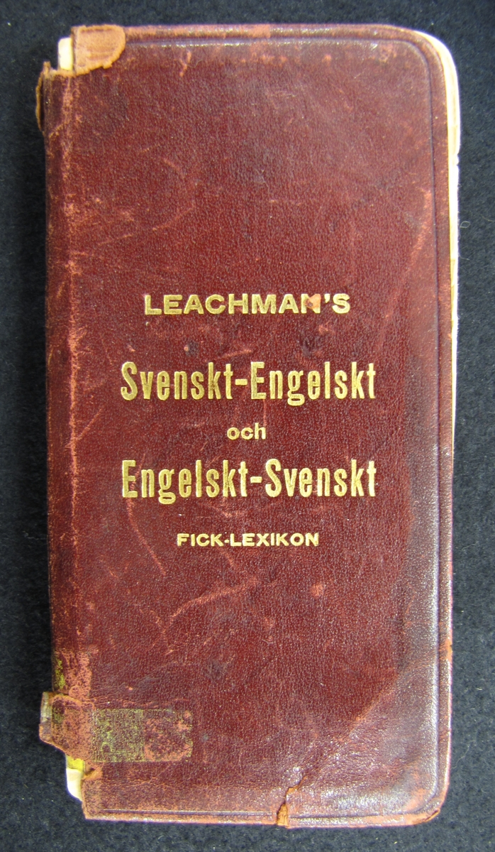 Lexikon i svenska-engelska använd av Hugo Tibblin vid sin resa till USA 1927.

''1926 åkte 4 st vänersborgare till USA. Det vet jag bestämt, för att min far var en av dem - Sven Sjöö, Ernst Petré, ? Westerlund och Hugo Tibblin.

 Hugo var 29 år och ensamstående. Han och brodern Thor hade blivit föräldralösa redan 1914 - då 17 resp 14 år gamla. Deras moster och giftasmorbror, Edvard Nordfeldt hade varit deras förmyndare och pojkarna hade en del av arvet kvar, så respengar fanns uppenbarligen. Thor, som var yngre, hade förresten redan varit över i USA något år tidigare.

 I Amerika fanns fastrer Evelina och ett antal kusiner. I Seattle på Västkusten. Så resan med m/s Drottningholm gick till New York och vidare till Seattle per tåg.

 Vad de övriga medresenärerna hade för Amerikakontakter vet jag inte - kanske var det bara nöjes - och sight-seeing resa?

 Av fotografier att döma måste de, någon eller några, ha träffats under Amerikavistelsen. Alla återvände i alla fall till Vänersborg - Ernst Petré hade ju en tidning att ta över. Sven Sjöö, som var målare till yrket, lär ha haft en kortare anställning däröver. Även fader Hugo hade en kort anställning i Hansen Bakery i Seattle. Mest för nöjet att ha provat på att jobba i ett amerikanskt bageri.

 Dock fick han inte jobba där utan att först ha fått inträde i Livsmedelsarbetarnas fack-union. Hans fackföreningsbok finns kvar hos mig.

 Av foto att döma måste han ha haft en trevlig tid hos släkten (som också jag besökte precis 50 år senare - 1976).

 Återresan till Sverige var av den något exklusivare arten. Från San Fransisco med MS Mongolia, utefter västkusten och ner mot Centralamerika, genom Panamakanalen, till Cuba bl.a. och åter utefter Am. Östkusten och vidare till New York för båtbyte och hem färden till Sverige och Vänersborg.

 Hans resekoffert är inte i bästa skick men vittnar ändå om på vilka vägar den färdats.

 Vänligen och varsågod
 Bert Tibblin''