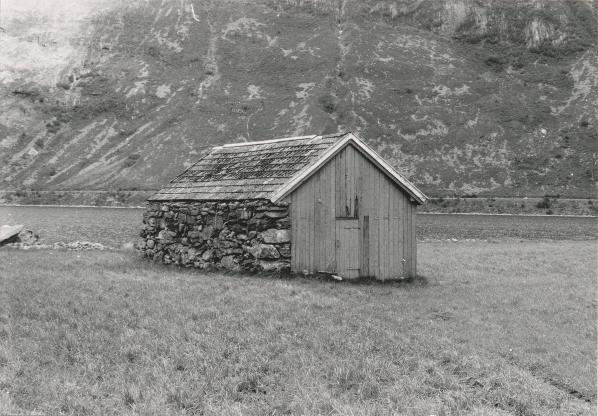 Dokumentasjonsbilder i serie av et naust ved Syvdsfjorden, mellom Eidså og Koparnes. Naustet har en steinvegg mot den mest værharde retninga.