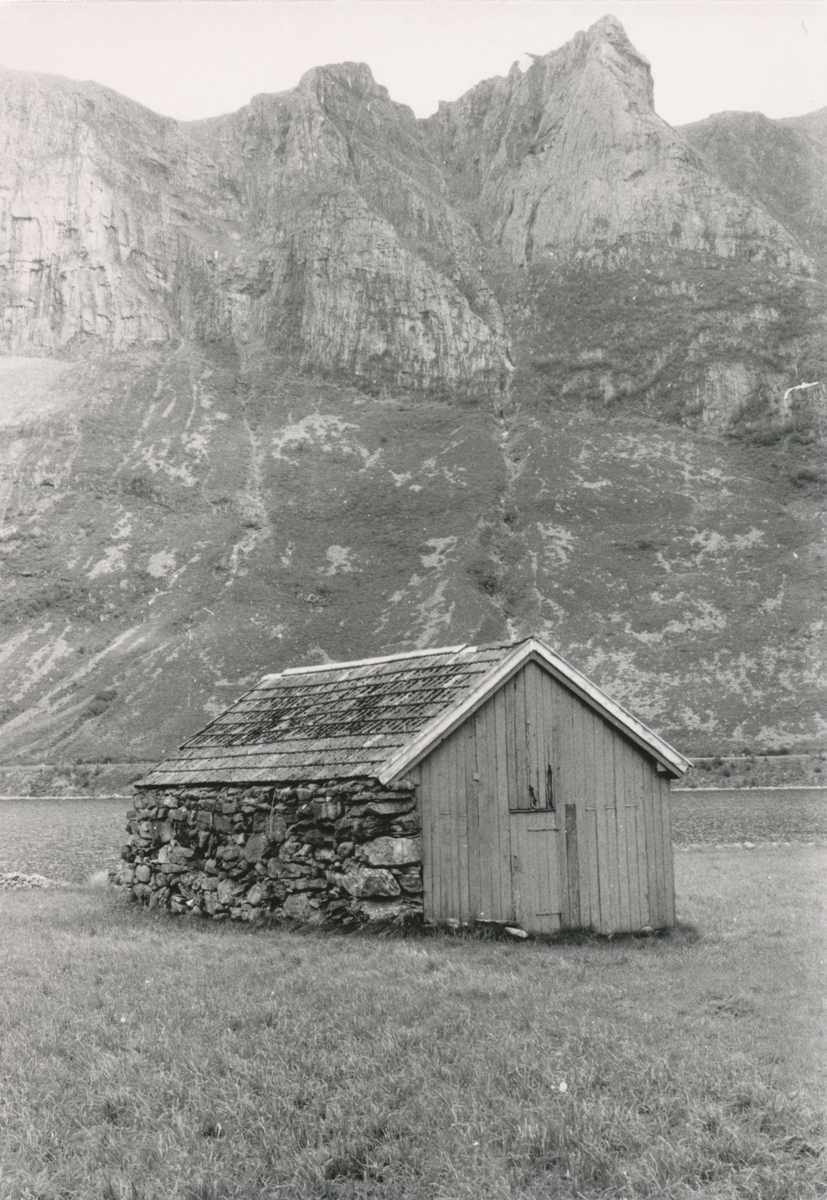 Dokumentasjonsbilder i serie av et naust ved Syvdsfjorden, mellom Eidså og Koparnes. Naustet har en steinvegg mot den mest værharde retninga.