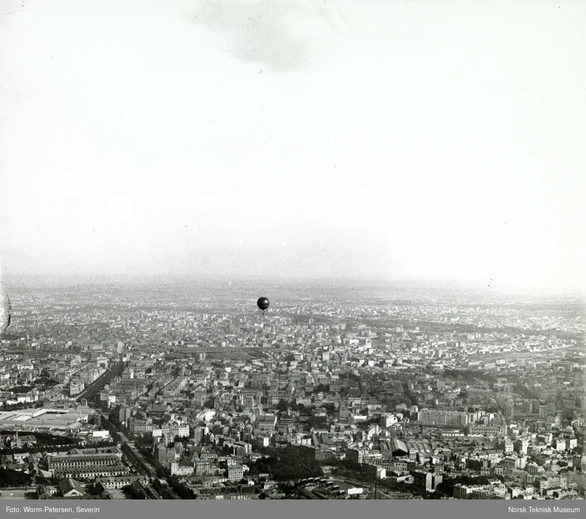 Frankrike: Panorama fra Eiffeltaarnet med luftballon, Pariserudstillingen 1900