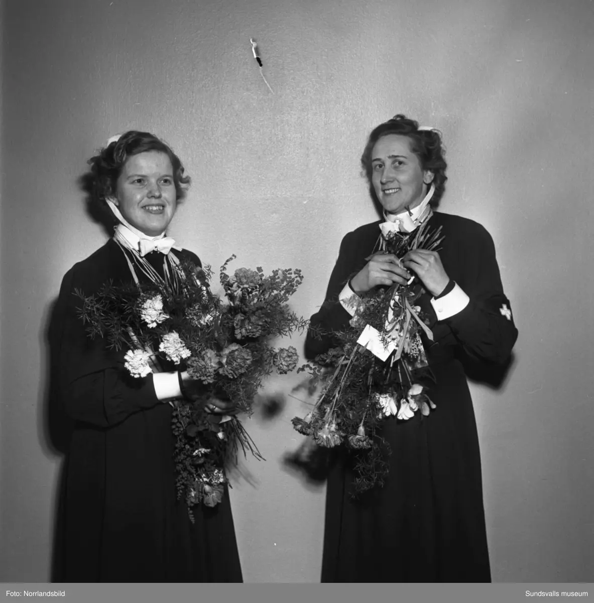 23 nya sjuksköterskor invigda vid lasarettet. På första bilden är det Ingegerd Söderberg, Essvik, som gratuleras av mamma Dora och pappa Konrad.