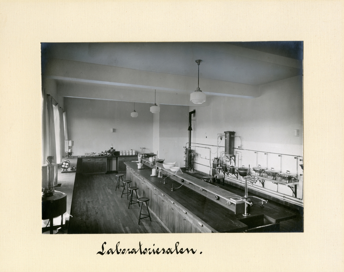 Universitetets farmasøytiske institutt på Blindern i Oslo.
Laboratoriesalen.
