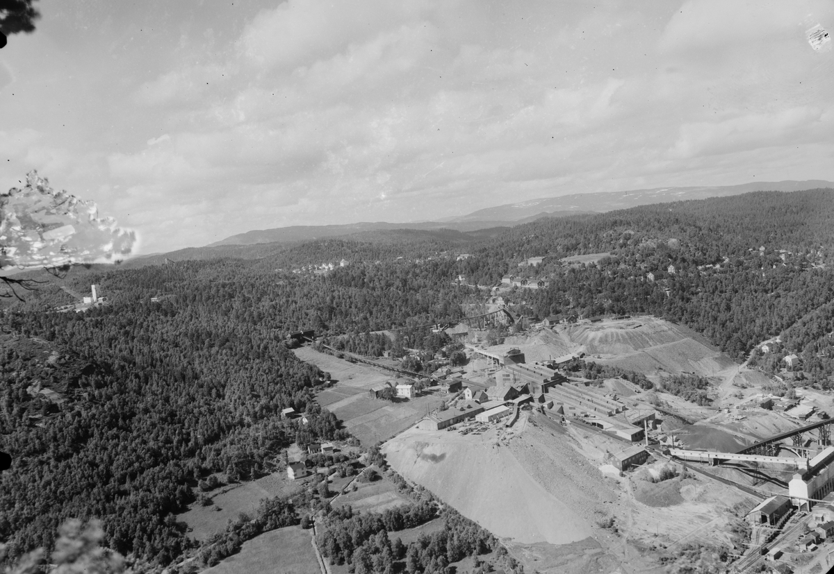 Produksjonsanlegget ved Løkkengruva, foruten arbeiderstrøkene Brakkan og Bjørnli (ca.1950-60).