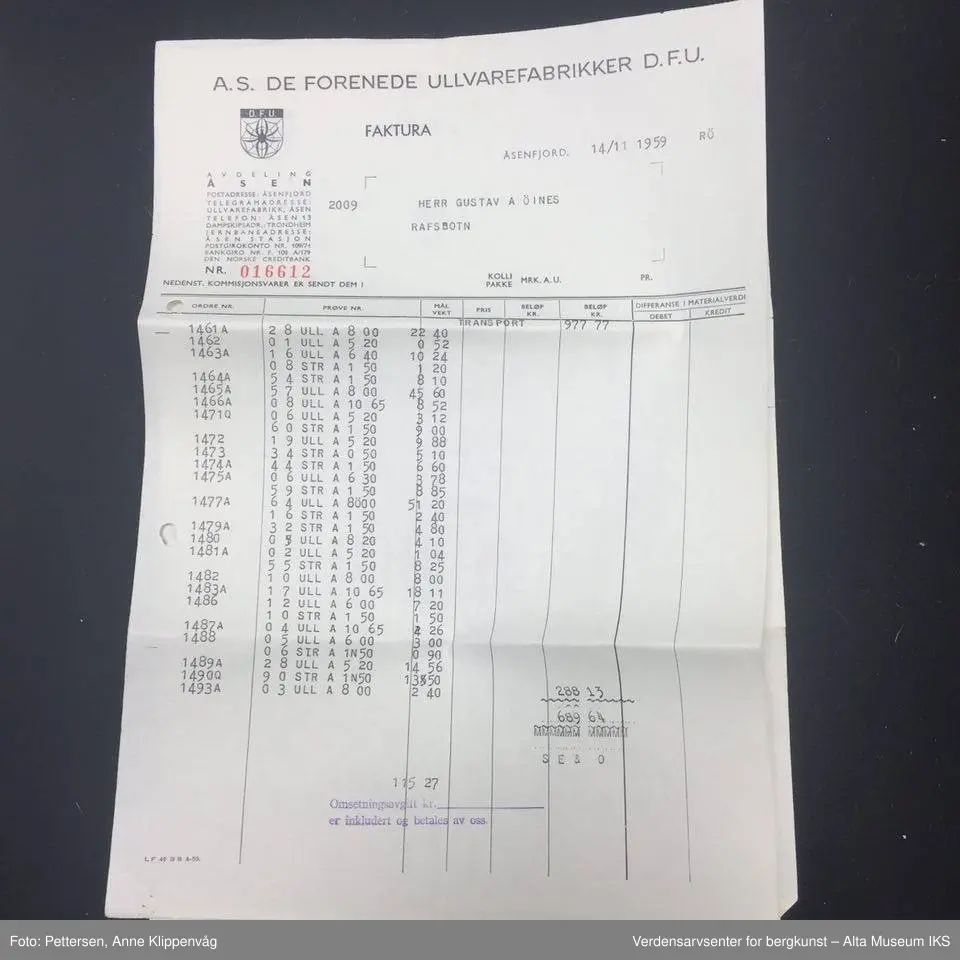 4 fakturaer i konvolutt.