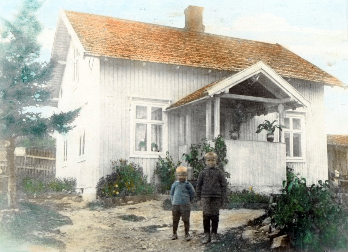 Hamar, Solvang, Solberg i Furnesvegen 124, husmannsplass under Tommelstad gård, to ukjente gutter i forgrunnen, 

