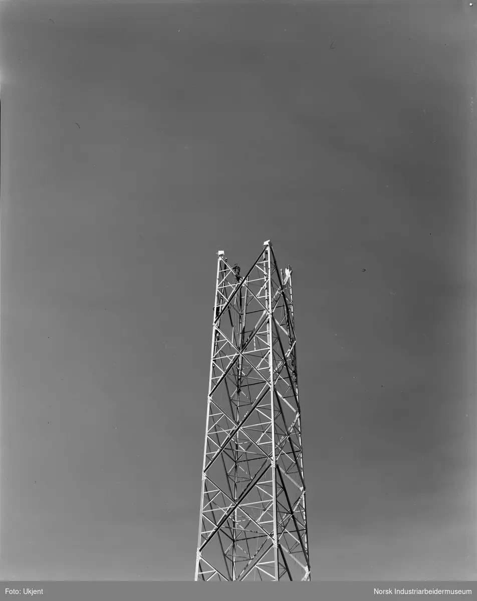 Ny høyspentmast under montering. Teleopptak av montørene.