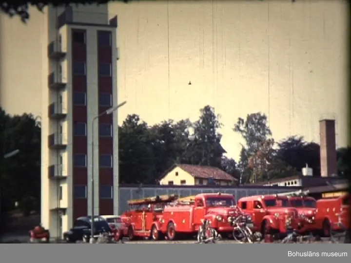 1) Invigning av nya brandstationen i Uddevalla år 1960.
0004 Nya brandstationen vid Bävebäcksgatan i Uddevalla.
0016 kyrkoherde Axel Hellman, Borgmästare Hugo Westin och Överste Gunnar Smedmark.
0018 Sotarmästare Gustaf Andersson och därbakom Kyrkoherde Gerhard Frank.
0024 Brandchef Eric Ström
0036 Fr. v. Dir. Arvid Högström, f. Drätseldirektör Emil Sahlgren och metallarbetaren Thure Pettersson, SF-ledamot m.m.
0039 Dir. Axel Sanden och DK.-ordf. Otto Hermansson, Lektor Erik Lindström. Därbakom med hatt Ing. P.A. Pettersson och till höger Skoldirektör Gustav Glave.
0047 T.v. brandstyrelsens ordf. Redaktör Frank Eriksson.
0049 T.v. brandmannen Kurt Mehlin, brandförmännen Anton Asplund och Bertil Olsson samt brandmästaren Nils Andersson.
0054 Brandmännen 0. Green och brandförman Holger Dahlström.
0058 I mitten Brandman Rolf Borg
0101 T. v. Brandman Erik Ohlsson och t.h. Brandförman Gustav Johansson.
0105 T.h. Brandman Rolf Svensson.
0106 T.v. Brandman Bengt ("Dubbarn") Johansson, SF-ledamot, brandmästare Dahlström och brandman Isaksson.
0107 V. Brandchef Martin Kjellén och brandman Åke Stenqvist.
0117 Borgarbrandmannen utan hjälm är Bertil("Knaster") Johansson.
0143 Mannen med hatt är Ing. P.A. Pettersson och t.v. om honom Bankdirektören vid GÖTA-banken Afzélius och dir. Gösta Malmqvist vid tunnfabriken,  t.h.  om Pettersson sitter skoldirektör Gustav Glave.
0152 DK.-ledamöterna Margoth Sköldborg och Dagny Andersson den sistnämnda ordf. i byggnadsnämnden.
0200 Albert Karlsson, f.d. borgarbrandman och materialgårdsförman hos Uddevalla Stad.
0207 Brandman Henry Lundh och brandstyrelseordf. Frank Eriksson.
0308 Brandchefen Eric Ström.
0415 T.v. f.d. Drätseldirektör Emil Sahlgren.

2) 0530 Vid SF:s junisammanträde 1960 i Gustavsbergs Societetssalong i närvaro av vänortsrepresentanter och SF-ordförandens hustru,  fru Maja Dahl.