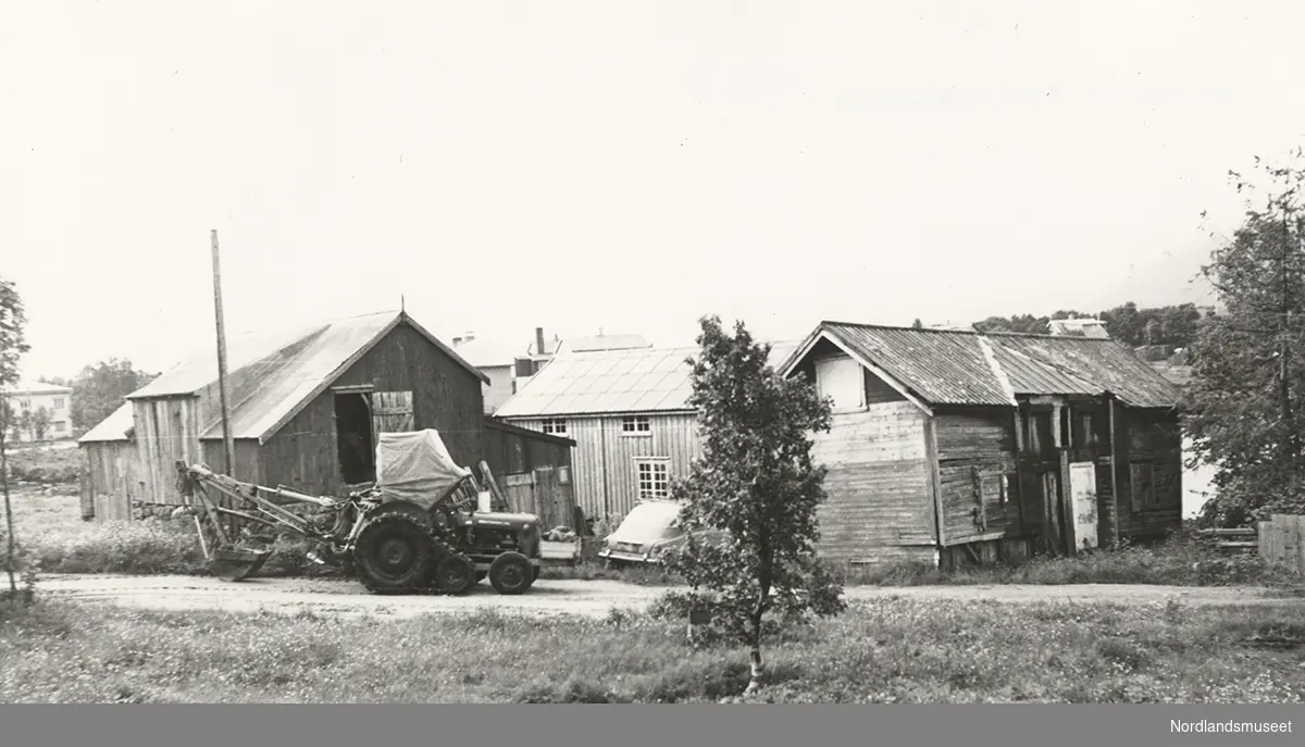 Lensmannsgården. Eksteriør. Div. hus. Traktor. Andøymuseet.