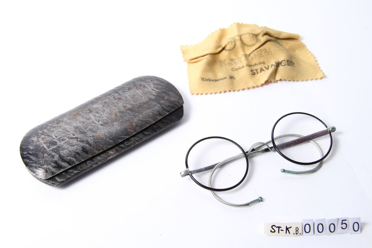Sort metalletui med hornbrille.