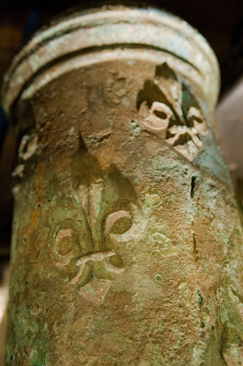 Eldrör av brons för 20-pundiga järnkulor. Mynningsladdad. På ovansidan Christian II:s vapensköld (kung av Danmark och Norge 1513-1523). Främre delen pryds av franska liljor i högrelief, kanonen är en s.k. Lijekartov.