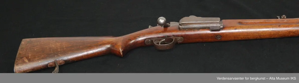 M-1894 Krag Jørgensen gevær.
Enden av løpet er avsaget.
