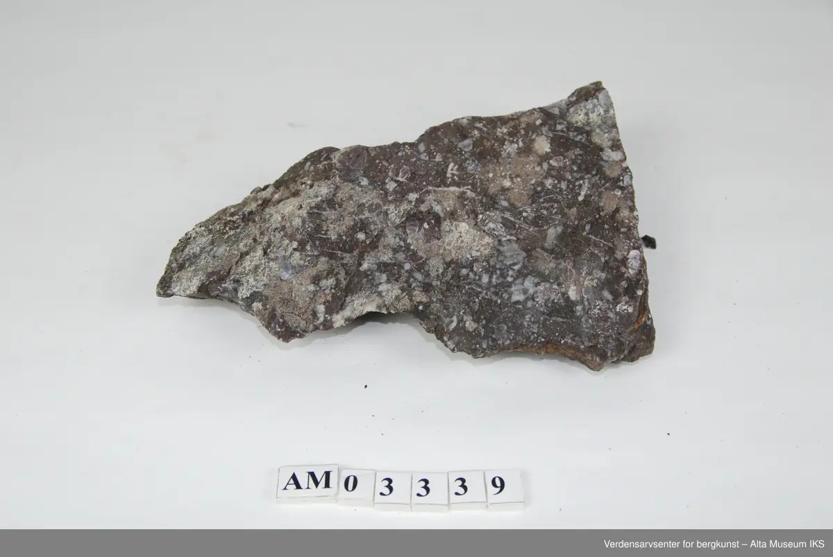 6 stk. Breksje med hvit og rød kvarts,  som fylte grotter etter at de hadde kollapset.

Del av samling v/feltkurs i geologi 1999, Alta.