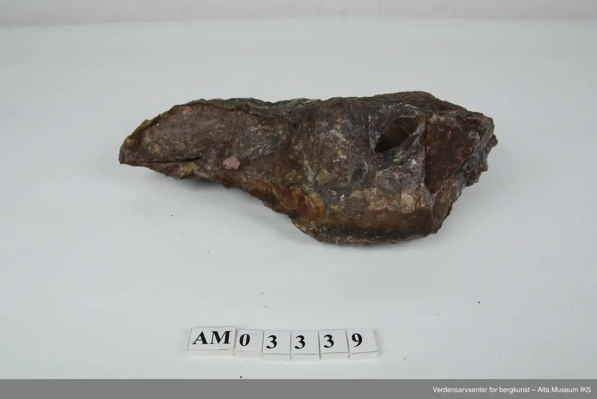 6 stk. Breksje med hvit og rød kvarts,  som fylte grotter etter at de hadde kollapset.

Del av samling v/feltkurs i geologi 1999, Alta.