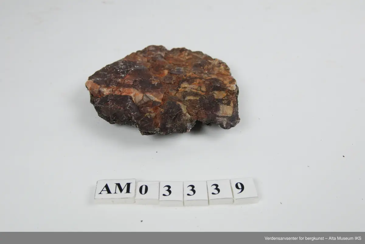 6 stk. Breksje med hvit og rød kvarts,  som fylte grotter etter at de hadde kollapset.

Del av samling v/feltkurs i geologi 1999, Alta.
