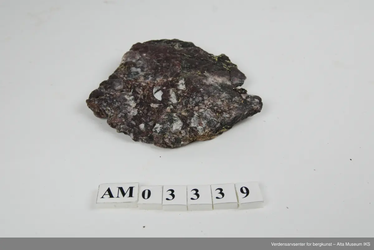 6 stk. Breksje med hvit og rød kvarts,  som fylte grotter etter at de hadde kollapset.

Del av samling v/feltkurs i geologi 1999, Alta.