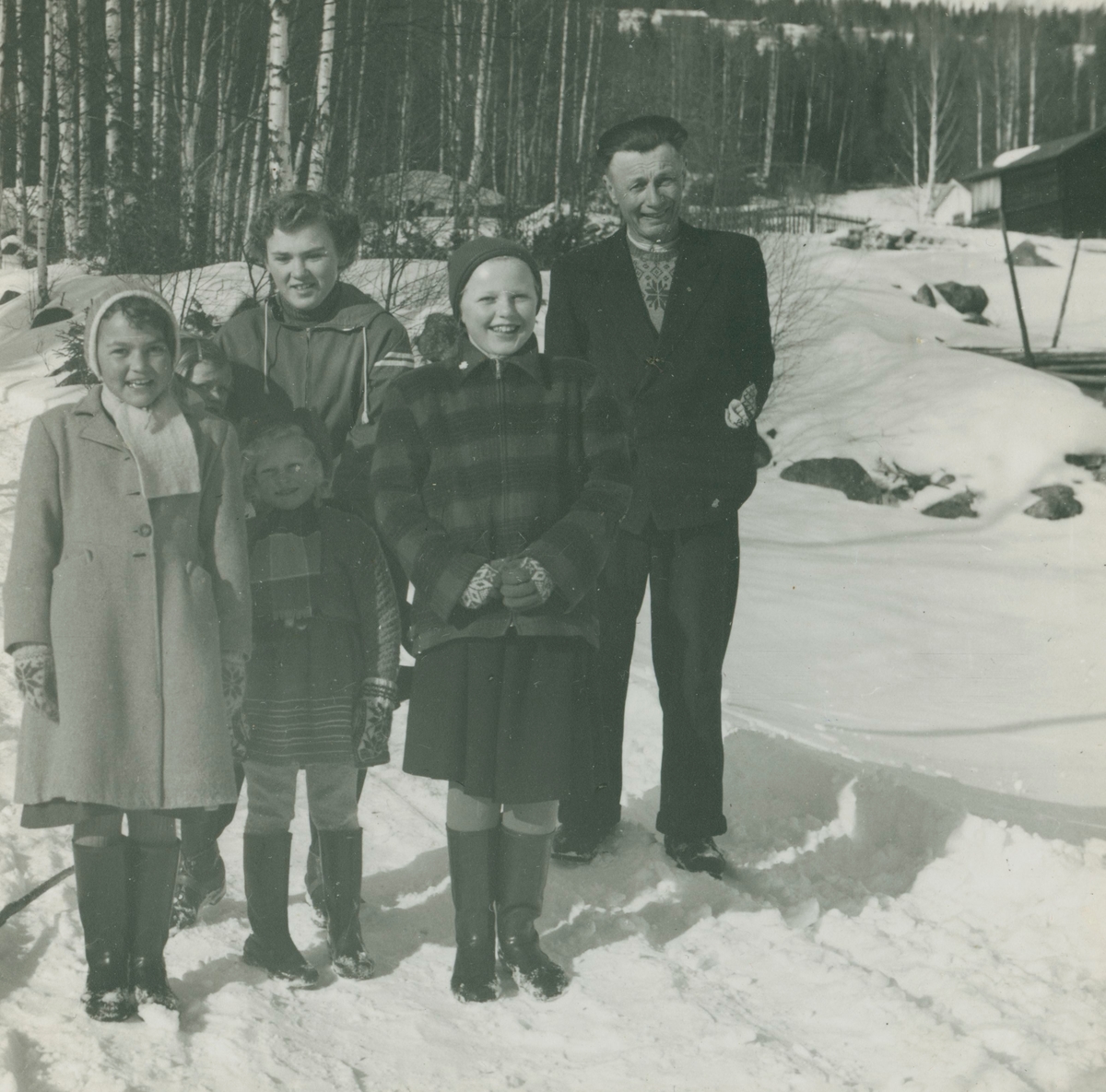 Portrett av Per Turhus med barn.
t.h.: Per Turhus Grønset, t.v. Eli Stake, Astri Stake Berget står bak i mitten..