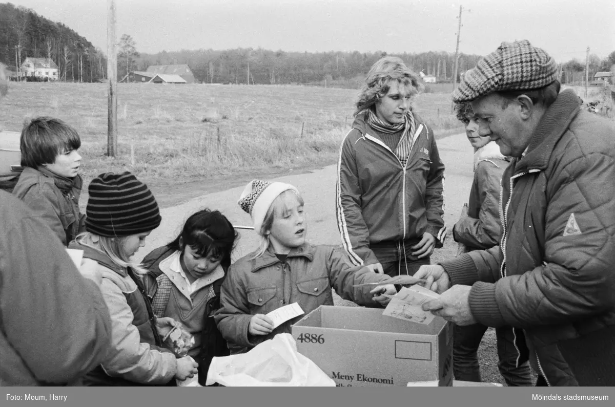 Lindome Bågskytteklubb anordnar poängpromenaden Gåsajakten i Lindome, år 1983. Start vid Gödebergsvägen.

Fotografi taget av Harry Moum, HUM, Mölndals-Posten, vecka 46, år 1983.