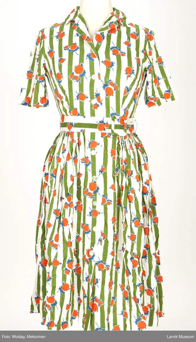 Trykket motiv med grønne striper og oransje "frukter" med blå blad og stilk