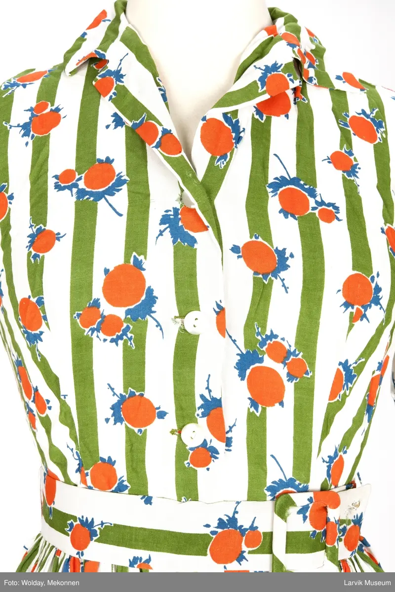 Trykket motiv med grønne striper og oransje "frukter" med blå blad og stilk