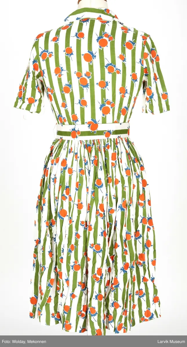 Trykket motiv med grønne striper og oransje "frukter" med blå blad og stilk