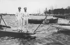 Gävleseglaren Bertil Matton (1896-1955, KSSS-medlem sedan 1926) t v med oidentifierad besättningsman ombord på 22-S8 FYRVÄPPLINGEN III i Sandhamn, juli 1930.