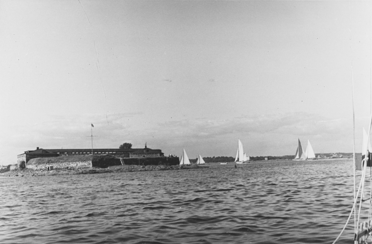 I juli 1936 gjorde båtar från KSSS en eskadersegling till Helsingfors för att bevista Nyländska Jaktklubbens 75-årsjubileum. Inseglingen till Helsingfors för båtarna som färdats över Åland skedde den 9 juli. Det kan antas att Sten Velander tagit fotografiet av Sveaborg från sin jakt MONA LISA.
