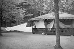 Segeltorkning vid Sandhamns dansbana under Juniregattan 1946. Det segel som syns på bilden tillhörde starbåten 2126 STARDUST (ex GUN, b. 1942, konstr. Francis Schweisguth).